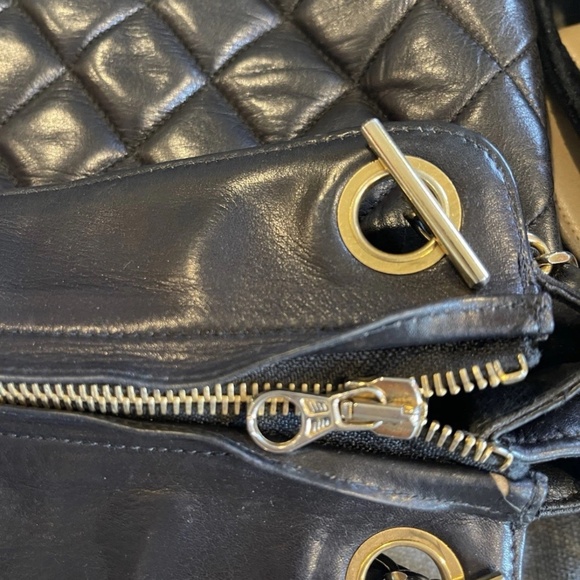 Vintage CHANEL Black Quilted Lambskin Shoulder Bag –  1980s .Authenticated. - Picture 2 of 6